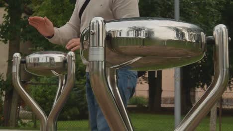 Männlicher-Amateur,-Der-Percussion-Steel-Tongue-Drum-Bowl-Im-öffentlichen-Stadtraum-Spielt