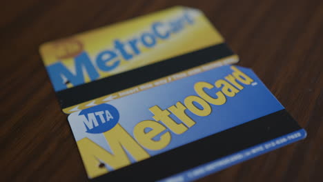 Zwei-Metrocards-Auf-Einem-Tisch