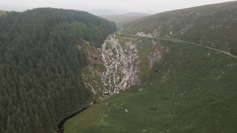 Außergewöhnliche-Powerscourt-Wasserfälle-Enniskerry-Irland-Antenne