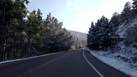 Pov-Conduciendo-En-Las-Montañas-Después-De-Una-Tormenta-De-Nieve