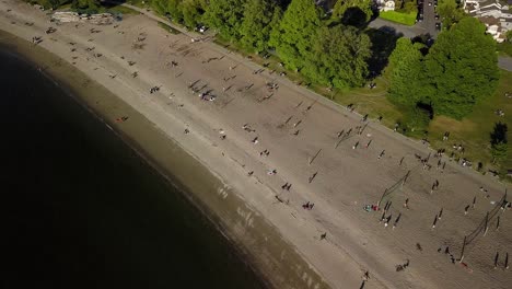 Menschen-Sonnen-Sich-An-Einem-Sonnigen-Sommertag-Am-Wiedereröffneten-Beliebten-Kitsilano-Beach-In-Vancouver,-Unteres-Festland,-Britisch-Kolumbien,-Kanada