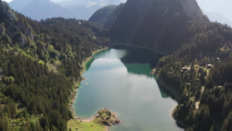 Alta-Visión-General-Del-Impresionante-Lago-Rodeado-De-Montañas-Y-Bosques
