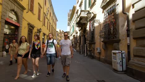 Walking-on-Borgo-Stretto-street-in-Pisa-city-with-historic-buildings-and-shops