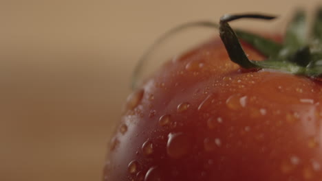 Makrostudio-Produktaufnahme-Von-Frischen-Tomaten-Mit-Wassertropfen-Darauf-Mit-Verschwommenem-Hintergrund