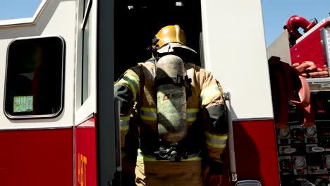 Feuerwehrleute-Reagieren-Auf-Einen-Brand-In-Einem-Covid-19-Krankenhausbehandlungszentrum