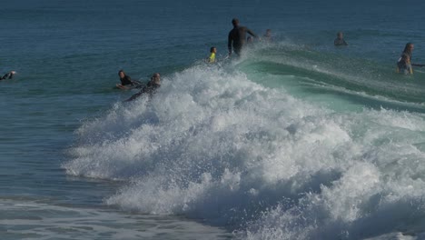 Professionelle-Surfer,-Die-Große-Und-Perfekte-Wellen-Am-Greenmount-Beach---Snapper-Rocks---Coolangatta,-Qld,-Australien-Reiten