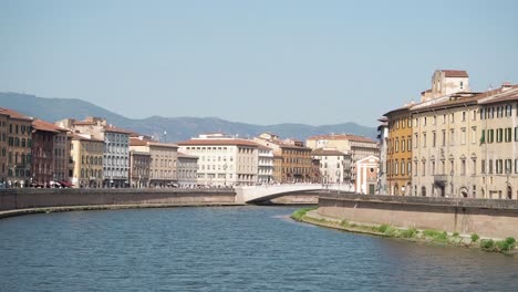 Ruhiger-Fluss-Arno,-Der-Durch-Das-Zentrale-Pisa-Mit-Bunten-Alten-Gebäuden-Fließt