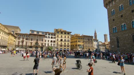 4K-Pfanne-Mit-Touristen,-Die-Die-Piazza-Dellaignoria-In-Florenz-Besuchen
