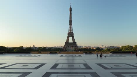 Eiffelturmkran-Weitwinkelaufnahme-Vom-Trocadero-Während-Des-Ausbruchs-Des-Coronavirus-Fast-Leer,-Ansicht-Am-Frühen-Morgen