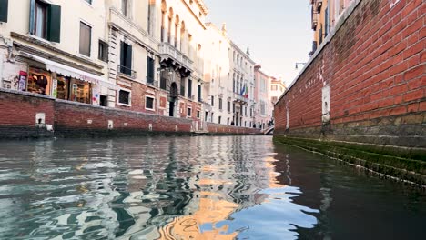 Alte-Venezianische-Gebäude,-Die-über-Das-Plätschernde-Wasser-Des-Grand-Canal-In-Venedig,-Italien,-Nachdenken