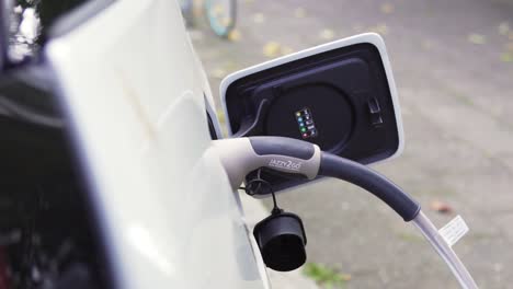 Laden-Von-Modernen-Und-Emissionsfreien-Elektroautos-Per-Plug-in-Technologie