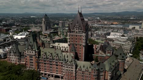 Aerial-boom-up-of-Hotel-Chateau-Frontenac-from-the-side-during-warm-summer-day