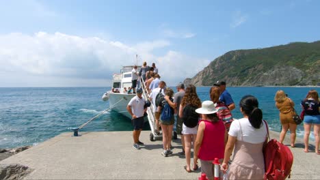 Tourist-entering-in-a-Tour-Boat-in-Monterosso-,-Tourist-Sightseeing-Boat,-Italy-coast