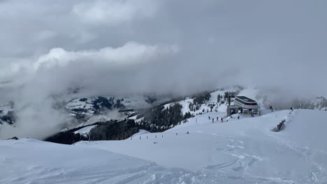 Estación-De-Esquí-De-Montaña-Con-Esquiadores-Y-Snowboarders-Esquiando-En-La-Montaña-Nevada-Durante-El-Invierno-En-Austria