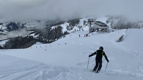 Un-Esquiador-Esquiando-Cuesta-Abajo-Y-Dejando-Una-Pista-En-La-Nieve-Blanca---Estación-De-Esquí-En-Austria-Durante-El-Invierno