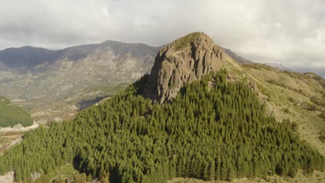 Luftaufnahme-Eines-Berges-Mit-Einer-Felsformation-An-Der-Spitze,-Umgeben-Von-Wäldern-In-Patagonien,-Argentinien