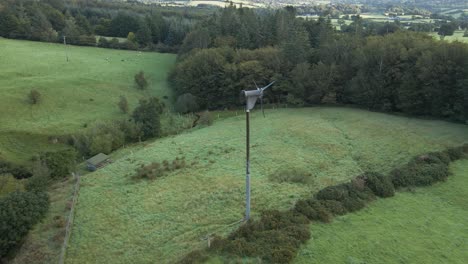 Eine-Windmühle-In-Den-Wicklow-Mountains-Erzeugte-Früher-Grüne-Energie,-Um-Eine-Kleine-Farm-In-Irland-Mit-Strom-Zu-Versorgen---Drohne-Aus-Der-Luft,-Kameraschwenk