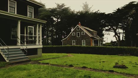 Ein-Schwenkblick-Auf-Das-Küstenwachenmuseum-Und-Das-Gästehaus-In-Port-Orford-Headers,-Oregon-Im-Pazifischen-Nordwesten