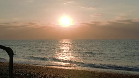 Sonnenaufgang-Am-Frühen-Morgen-An-Einem-Irischen-Strand