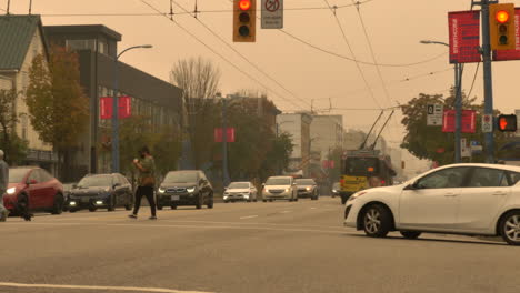 Leute-Und-Fahrzeuge-Auf-Der-Belebten-West-Hastings-Street-In-Vancouver,-Britisch-Kolumbien-Unter-Dem-Düsteren-Himmel-Mit-Rauch-Von-Uns-Lauffeuer---Breite-Aufnahme