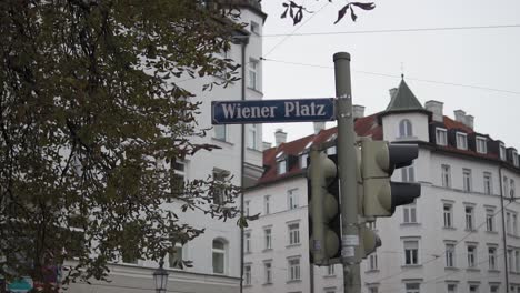 Wiener-Platz-También-Conocido-Como-Calle-Signo-De-La-Plaza-De-Viena,-Haidhausen,-Al-Este-De-Munich,-Alemania