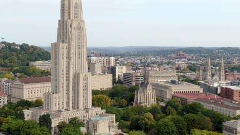 Cinematic-rising-aerial-of-Cathedral-of-Learning-at-Pitt-campus,-University-of-Pittsburgh,-Pennsylvania,-USA