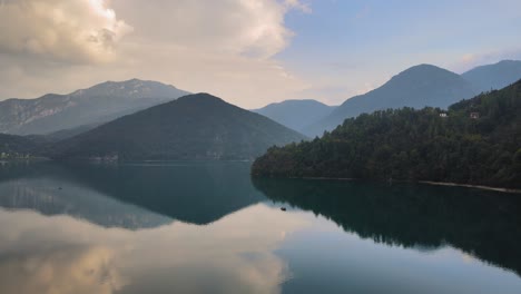 Lago-Ledro-Seductoramente-Hermoso-En-Un-Valle-Exuberante-Y-Extraordinario-Ledro-En-El-Norte-De-Italia