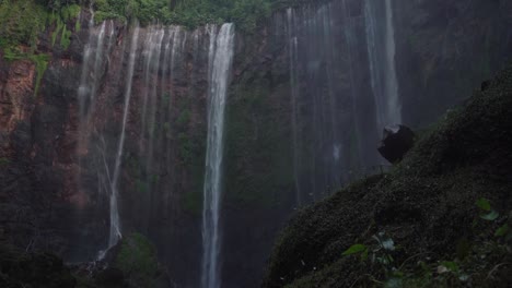 Atemberaubend-Schöne-Aussicht-Von-Der-Unteren-Basis-Des-Berühmten-Tumpak-Sewu-Wasserfalls-In-Ost-Java-Indonesien