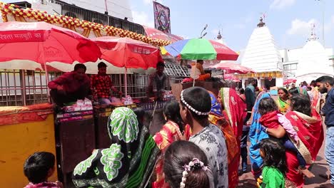 Pilgrims-pay-rituals-at-Baidyanath-Dham-temple-in-Deoghar,-Jharkhand