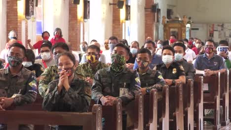 Los-Católicos-Romanos-Filipinos-Observan-El-Protocolo-Mínimo-De-Salud-Del-Virus-De-La-Corona-Incluso-Durante-Una-Santa-Misa-Dentro-De-Una-Iglesia