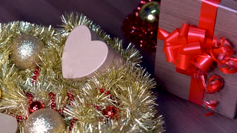 Weihnachtsschmuck-Und-Herzförmige-Schachteln,-Die-Neben-Einer-Fliege-Rollen