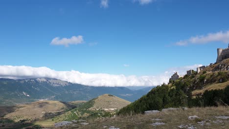 Pan-De-Rocca-Calascio-Fortaleza-En-La-Cima-De-La-Montaña-Y-Cordillera-De-Los-Apeninos,-Italia