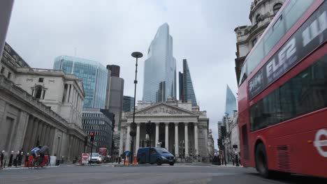 Ajetreado-Cruce-Bancario-Londinense-En-Un-Día-Nublado-Distrito-Central-De-Negocios