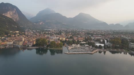 Pintoresca-Ciudad-De-Riva-Del-Garda-En-El-Lago-De-Garda