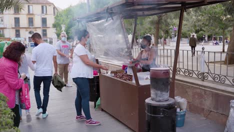 Straßenhändler,-Der-Nüsse-Am-Lebensmittelstand-Auf-Der-Außenstraße-Von-Malaga,-Spanien-Verkauft