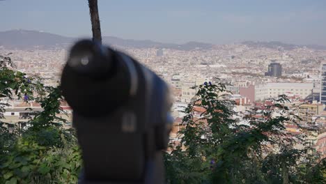 Ziehen-Sie-Den-Fokus-Szenische-Ansicht-Von-Barcelona-Gesehen-Von-Jardins-De-Mossen-Costa-Lobera