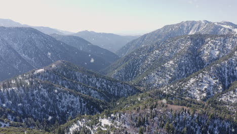 Erstaunlicher-Drohnenrückzug-über-Schneebedeckte-Berge-Und-Bäume-Bei-Schneefall