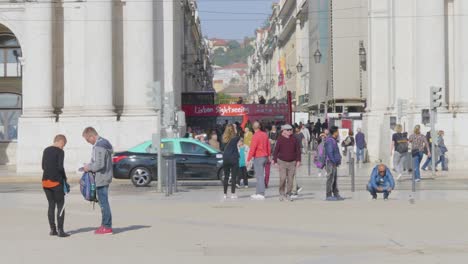 Ein-Genauer-Blick-Auf-Das-Historische-Gebäude-Und-Den-Besucher-Der-Rua-Augusta-Arch-In-Lissabon,-Portugal