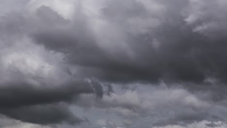 Zeitraffer-Von-Sich-Schnell-Bewegenden-Gewitterwolken,-Die-Sich-Von-Rechts-Nach-Links-über-Den-Himmel-Bewegen