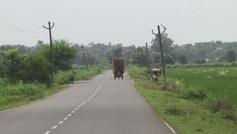 Un-Agricultor-Que-Transporta-Su-Cosecha-En-Un-Vehículo-En-La-Aldea-De-Maluti-En-Dumka,-Jharkhand-En-India