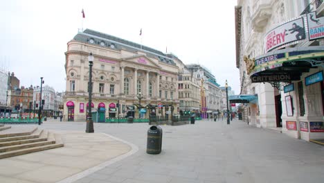 Lockdown-in-London,-Piccadilly-Circus-completely-empty-showing-closed-theatres,-shops---restaurants-during-2020's-corona-virus-pandemic