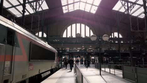 Shot-of-People-Walking-On-the-Platform-of-the-Train-Inside-The-Gare-du-Nord-During-Coronavirus-Outbreak,-Paris-France