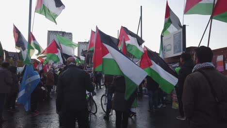 Banderas-Palestinas-Entre-Los-Manifestantes-En-Un-Pro-palestino-En-Hampden-Park