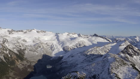 Montaña-Cubierta-De-Nieve-Durante-El-Verano-En-Columbia-Británica,-Canadá