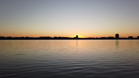 Sonnenuntergang-Am-Horizont-Von-Einem-See-Aus-Gesehen