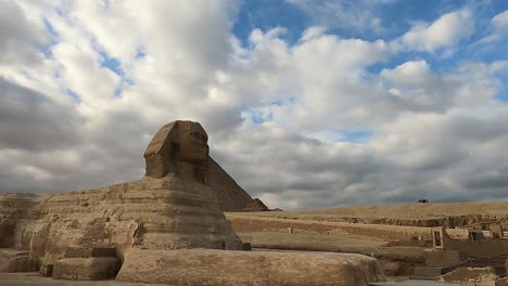 Timelapse-of-the-famous-Sphinx-with-great-pyramids-in-Giza-valley,-Cairo,-Egypt