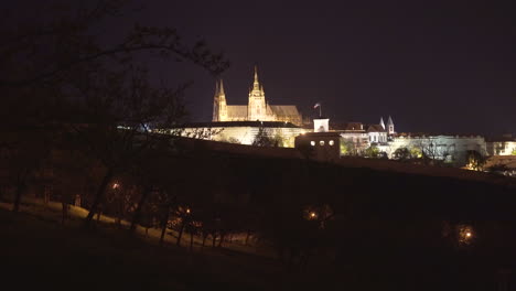 Prager-Burg,-Tschechische-Hauptstadt,-Nachts,-Beleuchtet-Von-Straßenlaternen,-Blick-Vom-Park-Petřín