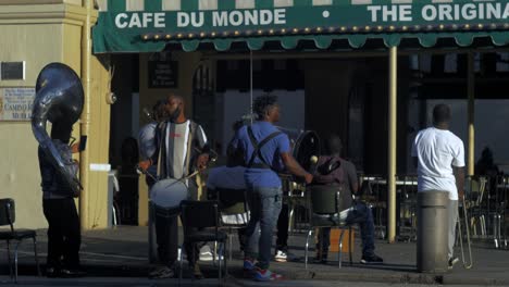 Straßenmusiker-Spielen-Für-Touristen-Cafe-Du-Monde-New-Orleans-Louisiana