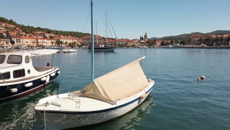 View-of-the-numerous-boats-and-buildings-on-the-coast-of-Vela-Luka,-Croatia