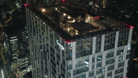 Primer-Plano-En-ángulo-Alto-Del-Edificio-De-La-Sede-De-Google-En-Shibuya-Por-La-Noche---En-Tiempo-Real